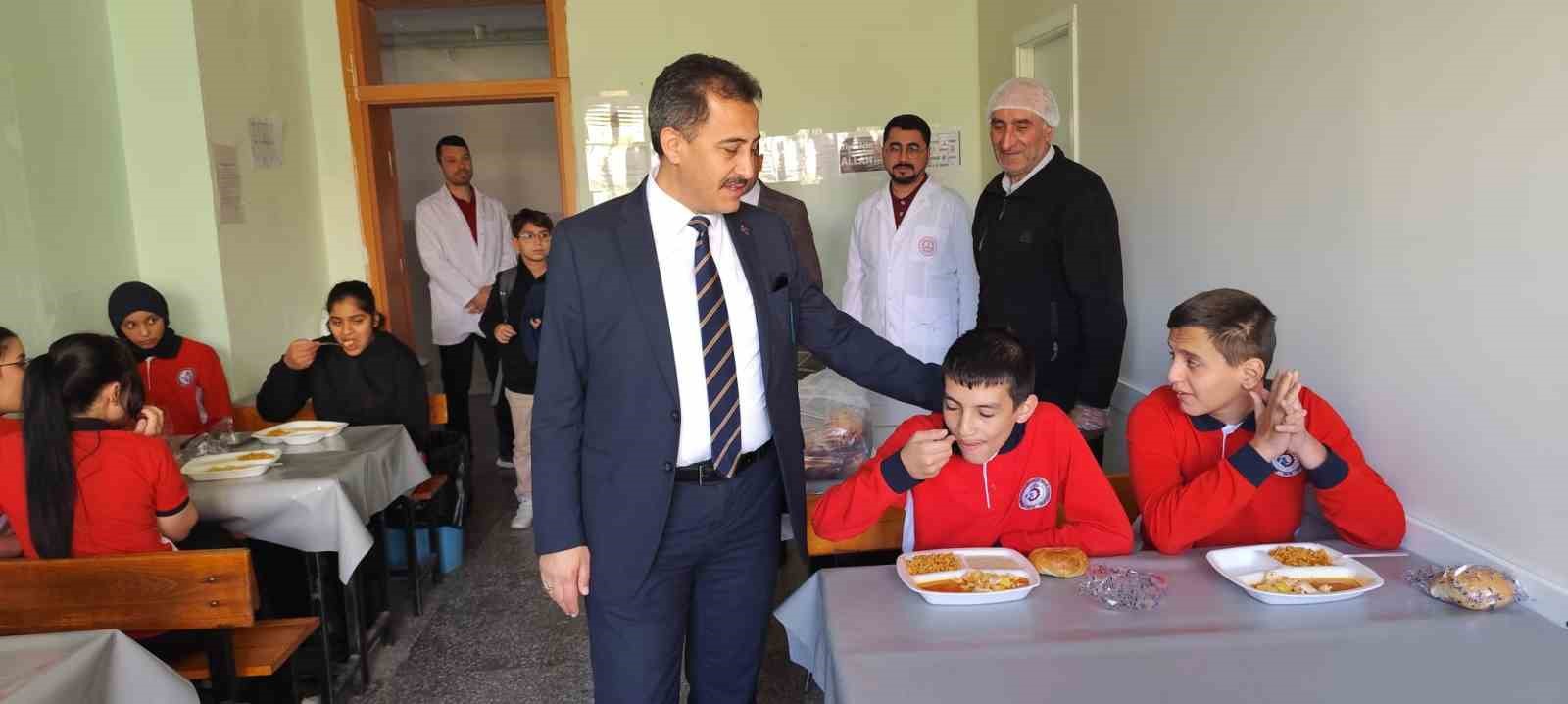 Keleş, taşımalı eğitim gören öğrencilerle yemekte buluştu