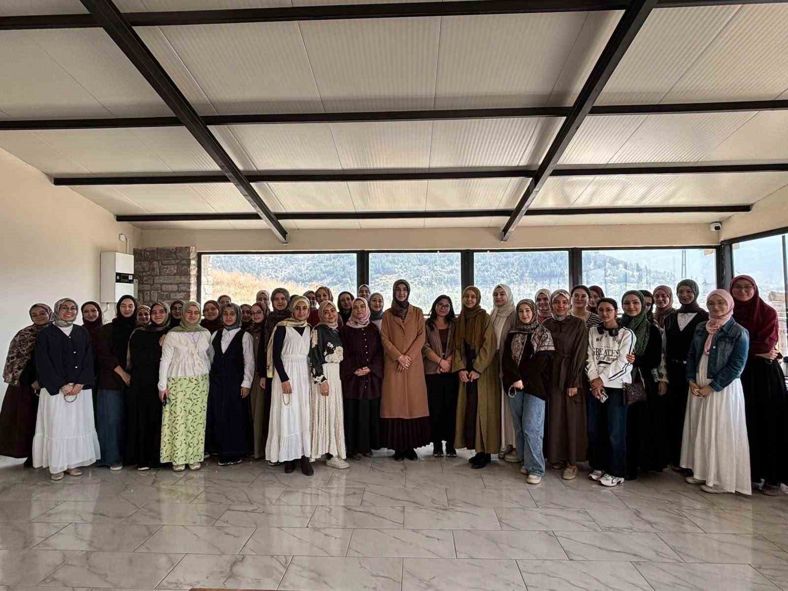 Anatoprak üniversite öğrencileriyle bir araya geldi