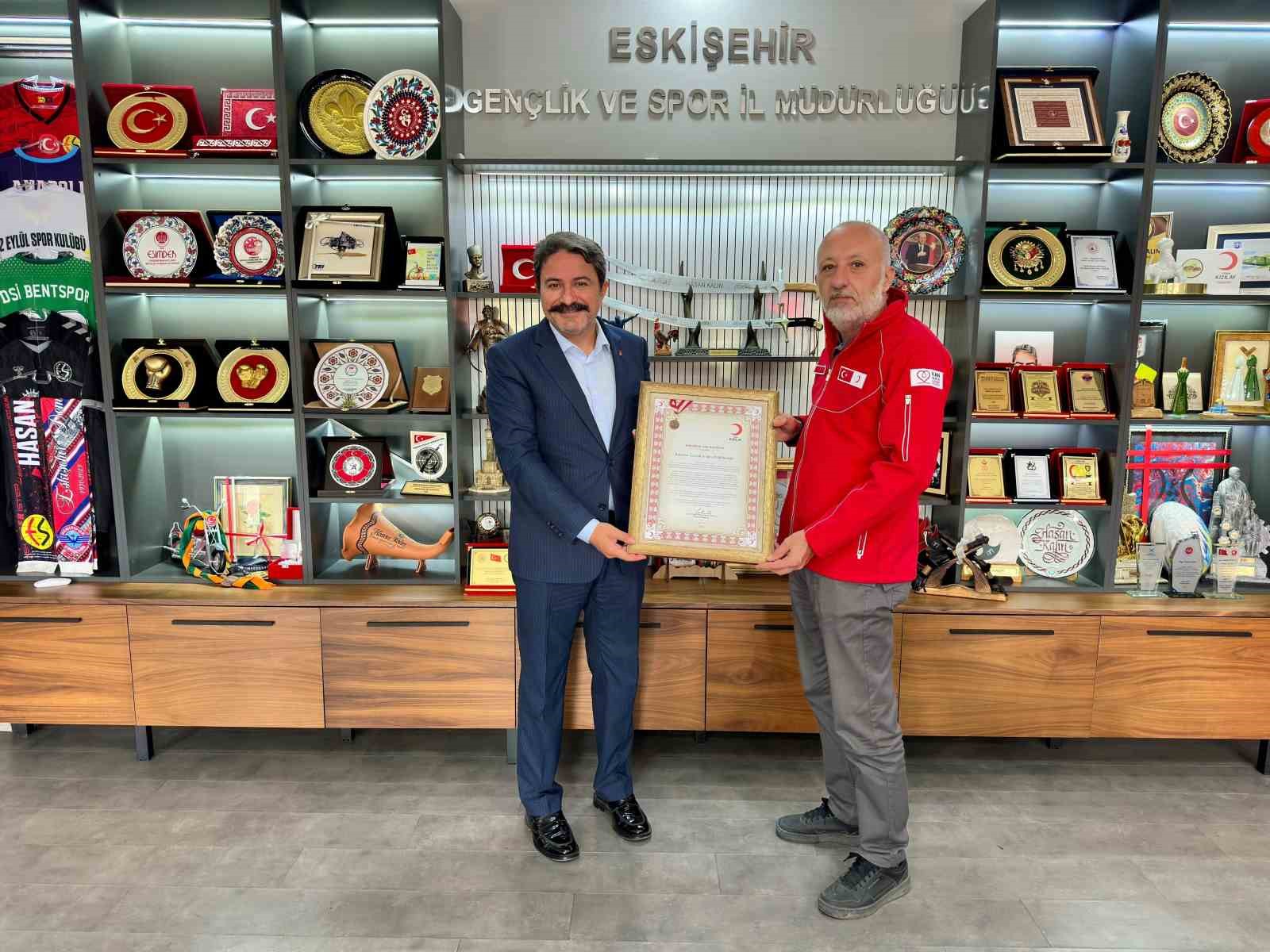 Eskişehir Gençlik ve Spor İl Müdürlüğüne Kızılay’dan bronz madalya