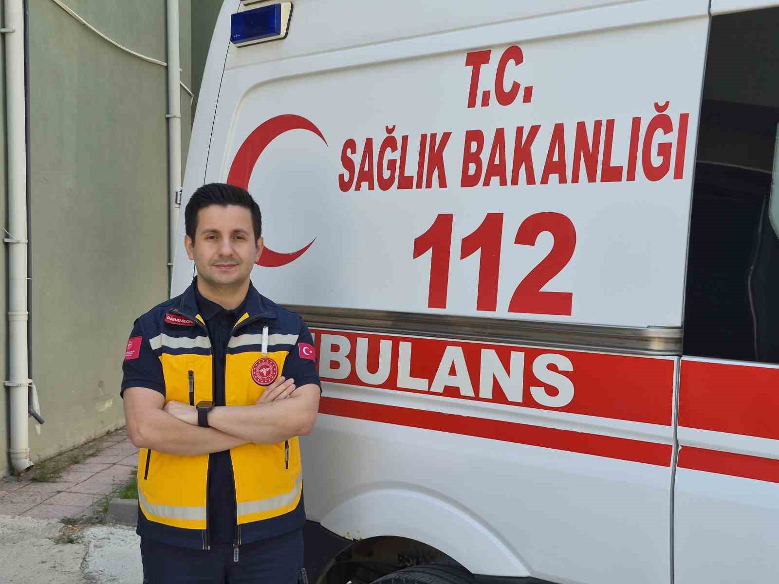Bir yandan acil hastalara müdahale ederken, diğer yandan bilimsel çalışmalar yürütüyor