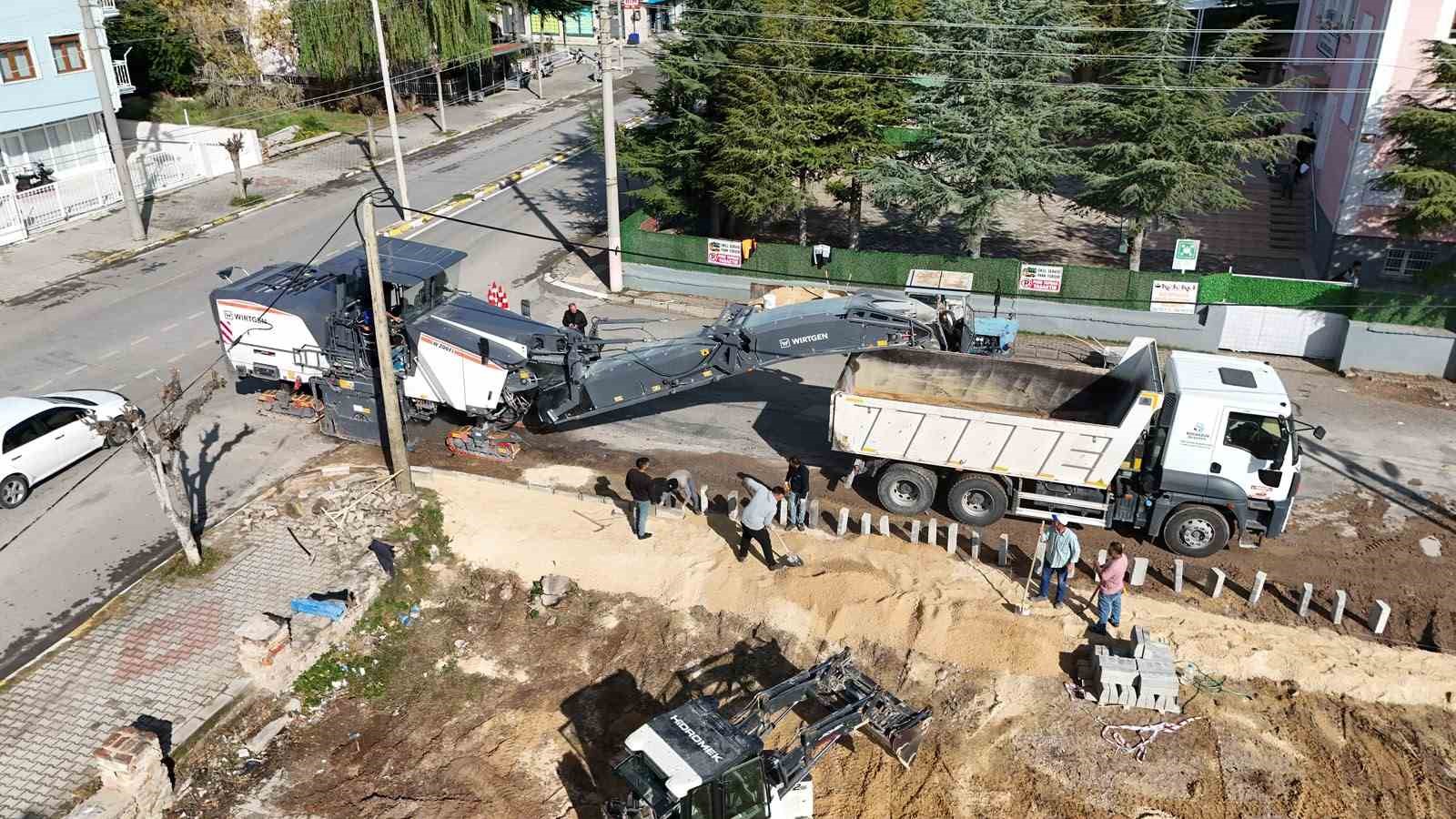 Ertuğrul Gazi Caddesi’nde sıcak asfalt çalışmaları başladı