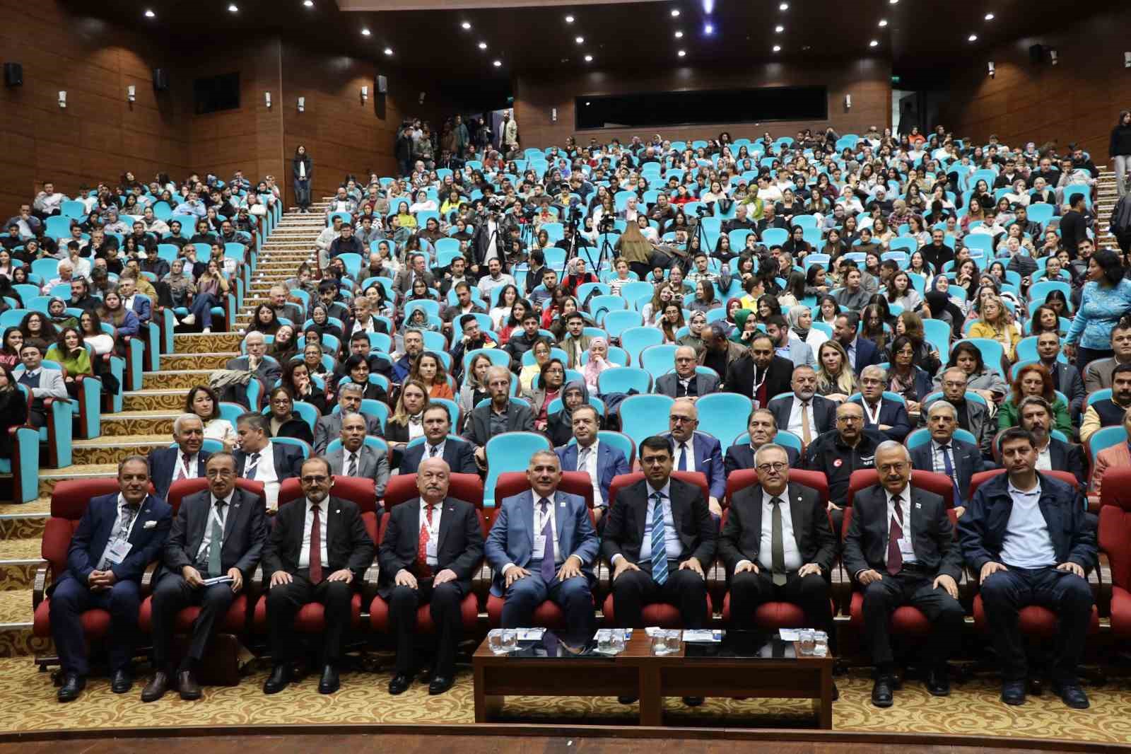 Uşak’ta Yeşil Mutabakat ve Sürdürülebilir Enerji Politikaları Çalıştayı başladı
