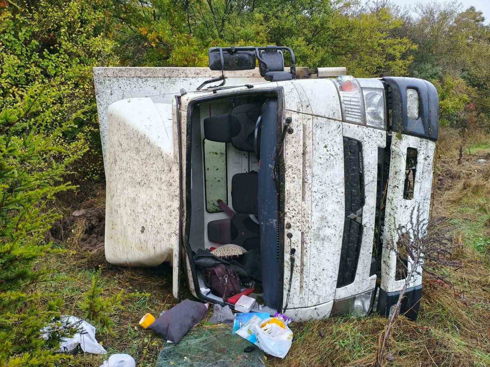 Bilecik’te kamyon takla atarak ormanlık alana devrildi: 2 yaralı
