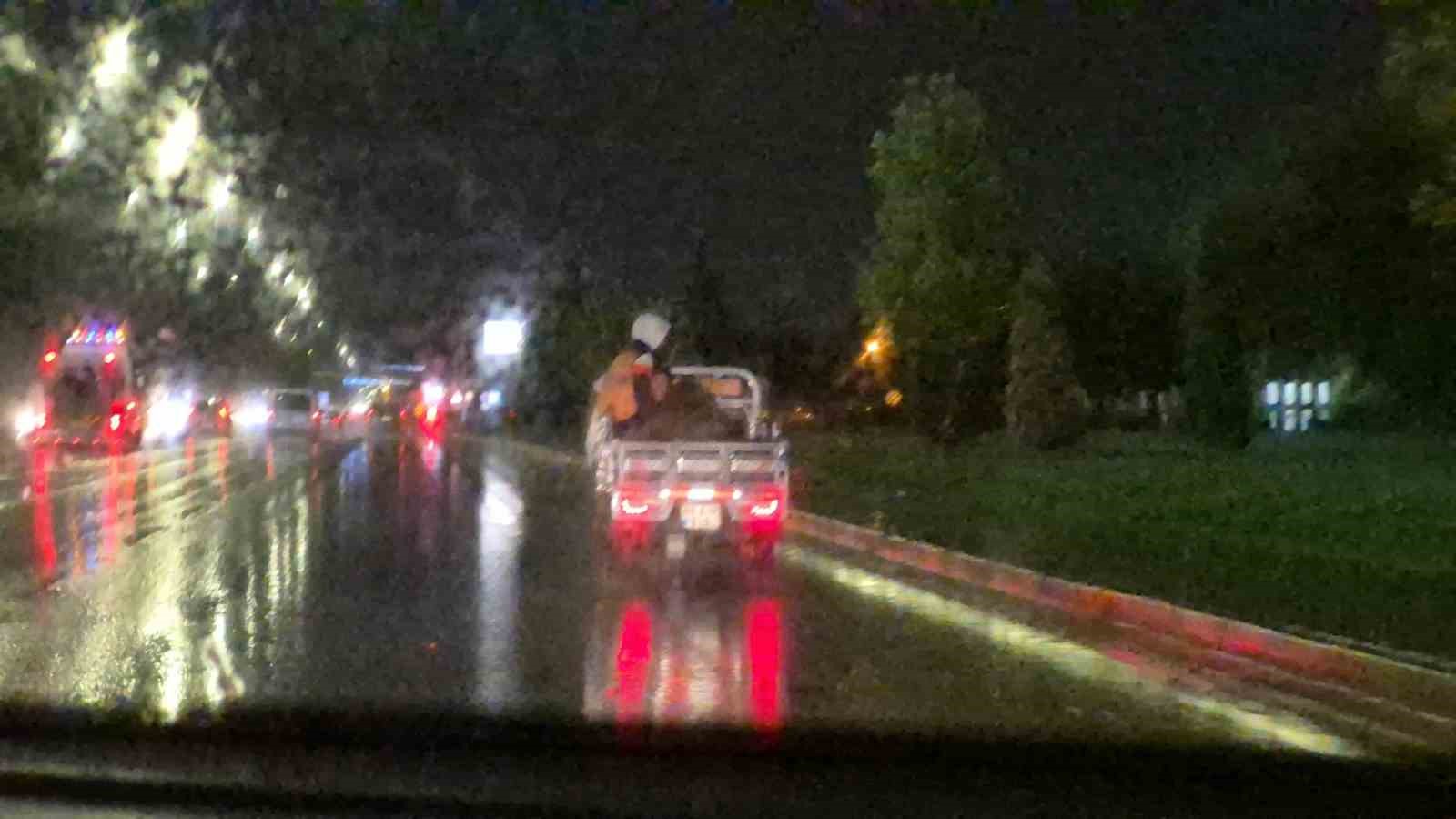 Yağmurlu havada motosiklet kasasında tehlikeli yolculuk kamerada