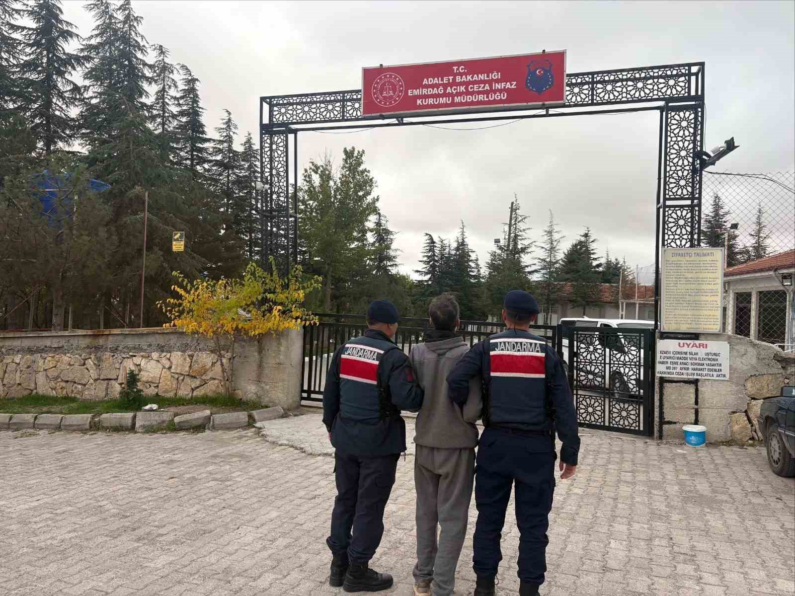 Jandarma aranan 42 kişiyi yakaladı