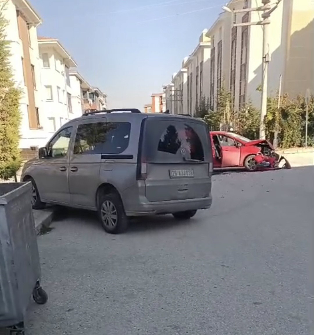 Eskişehir’de ticari araçla çarpışan otomobilin ön tarafı parçalandı