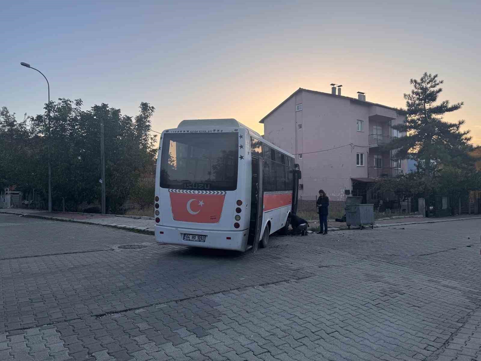 Uşak’ta midibüs ile otomobil çarpıştı: 4’ü çocuk 7 yaralı