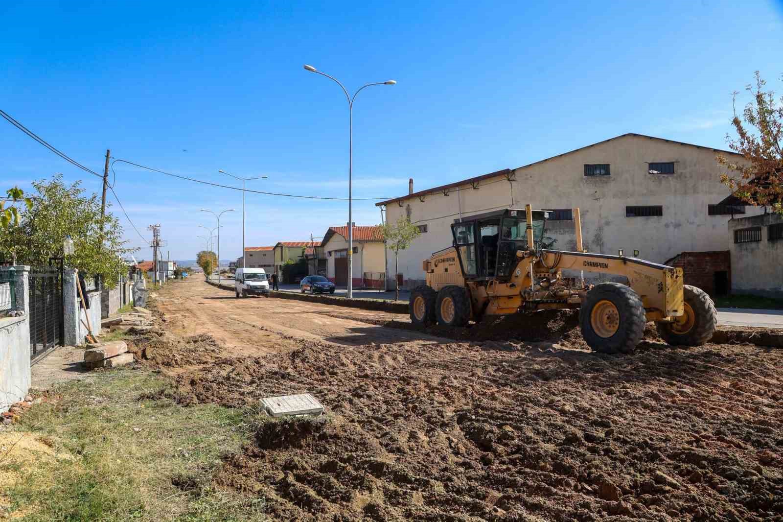 Uşak’ta yol yenileme çalışmaları sürüyor