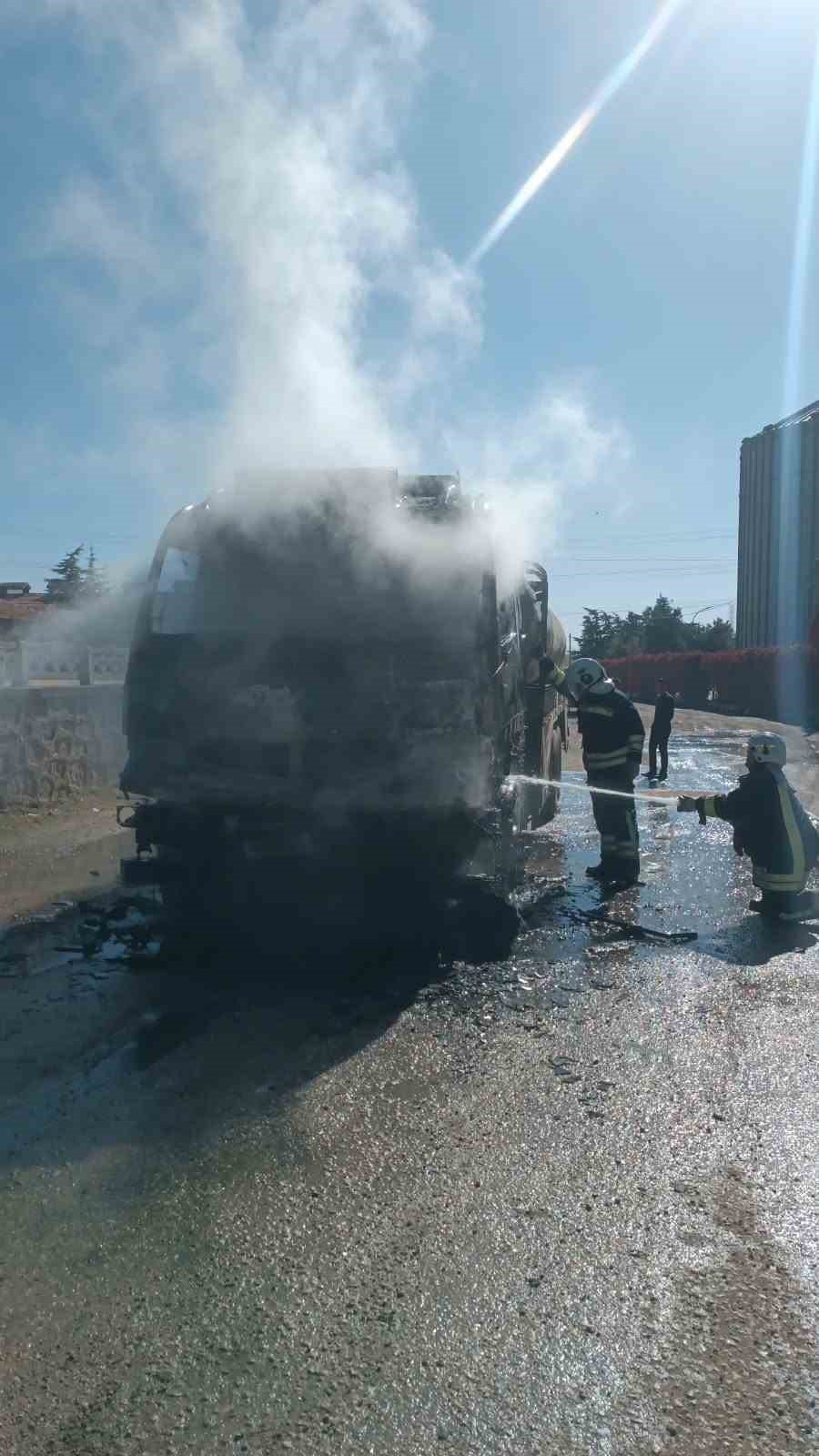 Afyonkarahisar’da boş yakıt tankeri yandı