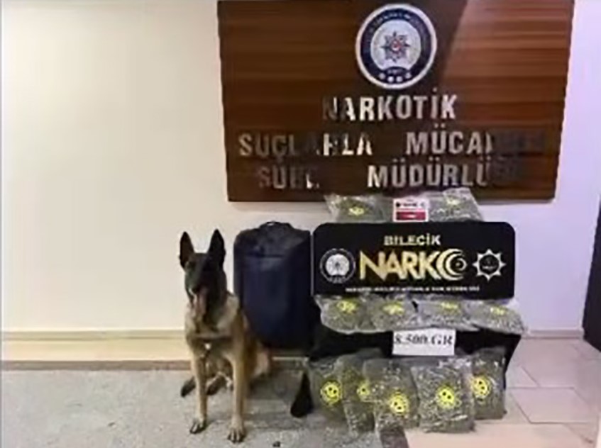 Otomobildeki valizden 8,5 kilo uyuşturucu çıktı
