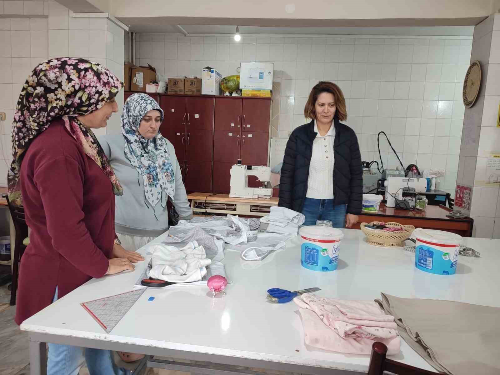 Müdür Sinan, kadın terziliği kursiyerlerinin çalışmalarını inceledi