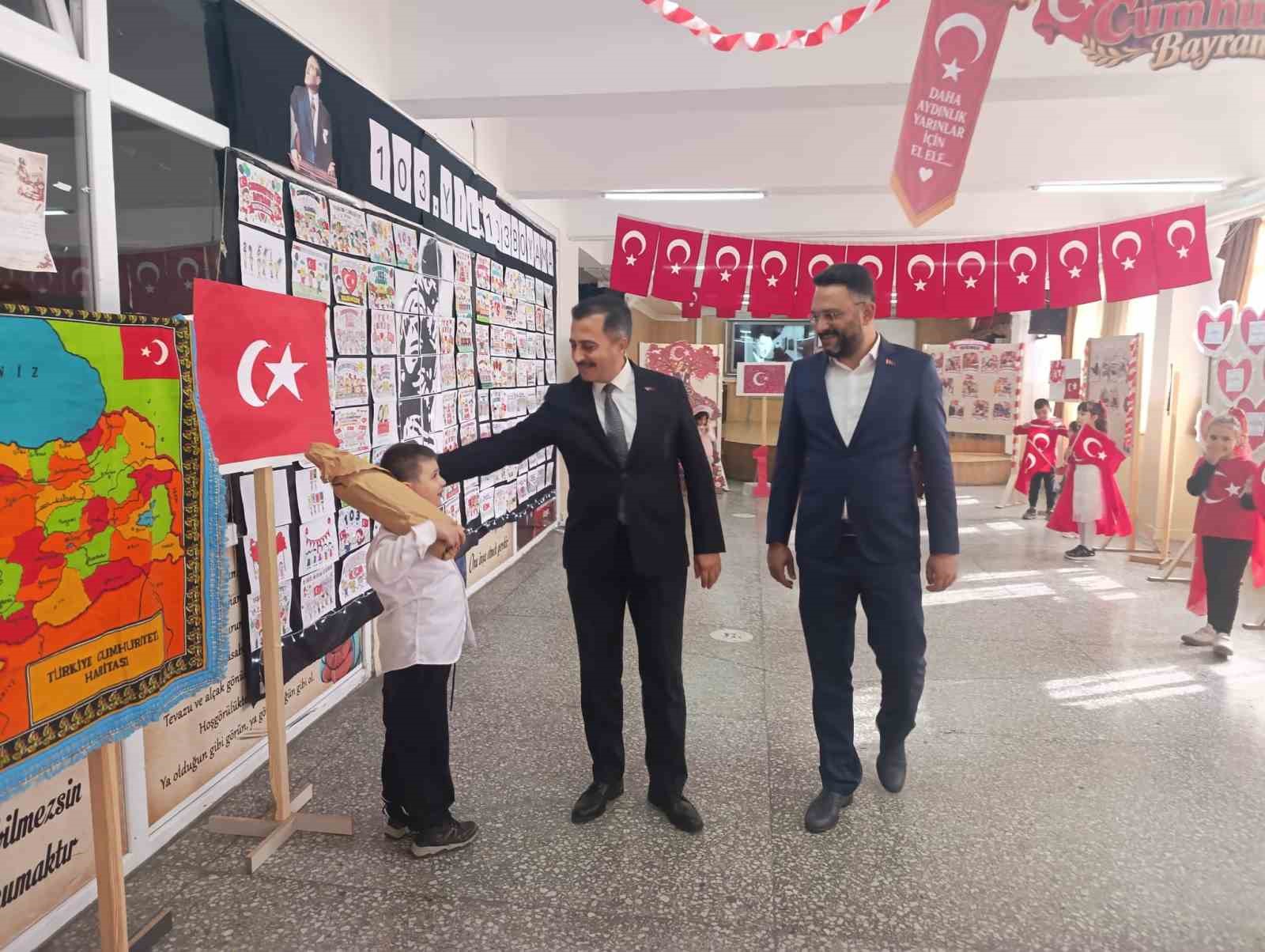 Bolvadin’de ’Cumhuriyet Sokağı’ sergisi açıldı
