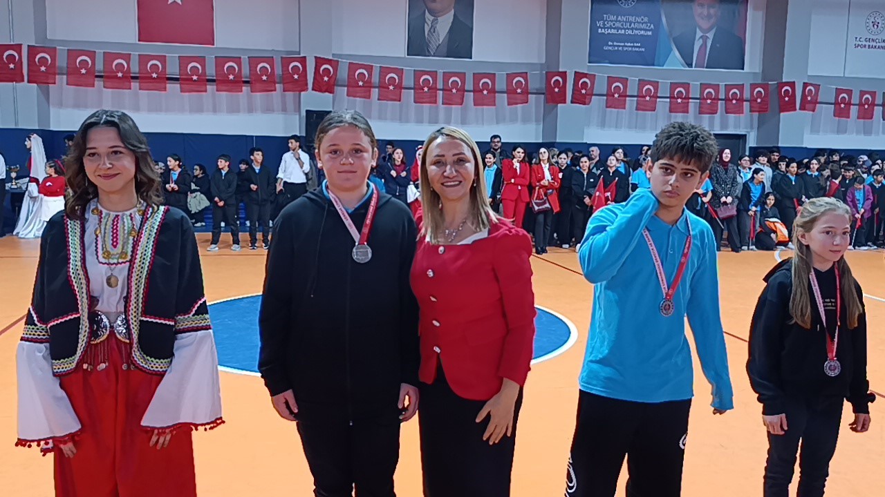 Derece giren öğrenciler ödüllerini aldı