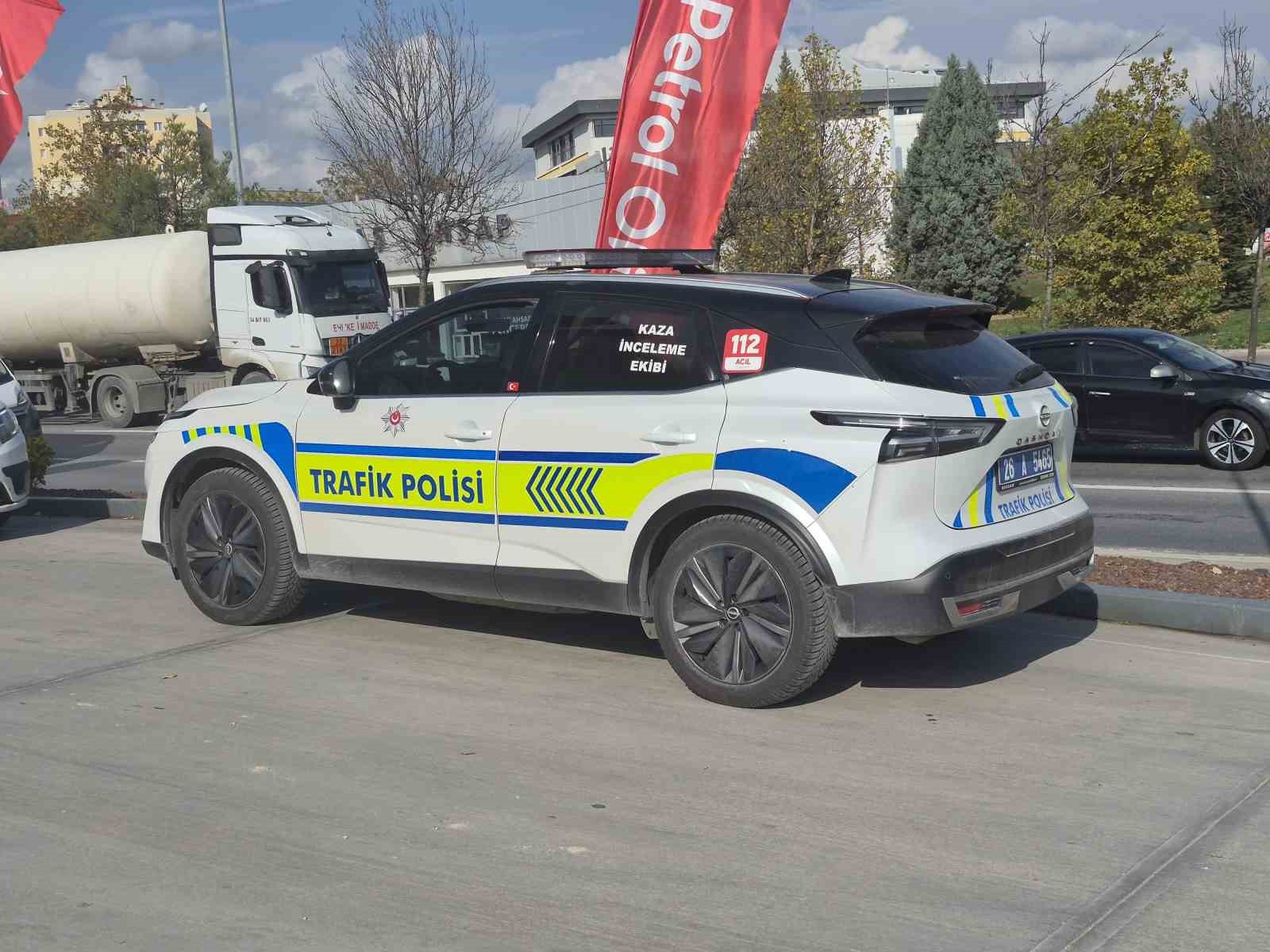 Akaryakıt istasyonu içerisinde otomobilin çarptığı kadın yaralandı
