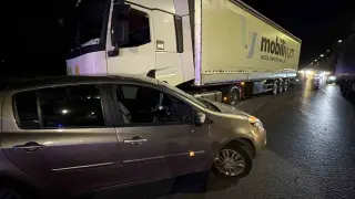 Tırın otomobile çarpmasıyla maddi hasarlı kaza meydana geldi