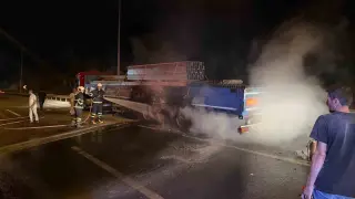Bilecik’te seyir halindeki tırın lastiği tutuştu