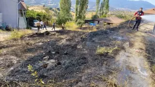 Emet’te ot yangını büyümeden söndürüldü