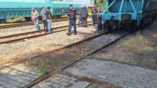 Vagonun üzerine çıkan baba ve oğluna yüksek gerilim hattındaki elektrik çarptı