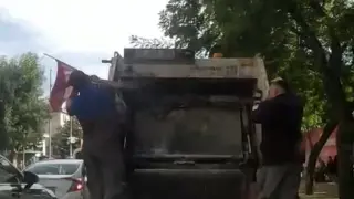 Temizlik işçileri yerde buldukları Türk bayrağını çöp kamyonun üzerine astı