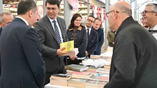 Vali Kartal, Uşak Kitap Fuarı’nı ziyaret etti