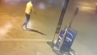 Bilecik’te 2 farklı bölgede araçlara zarar vererek lastikleri kesen şahıs güvenlik kamerasına yansıdı