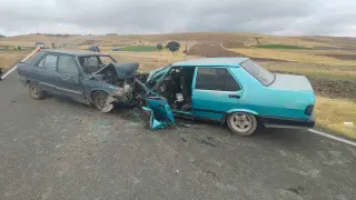 Otomobillerin kafa kafaya çarpıştığı kazada 5 kişi yaralandı