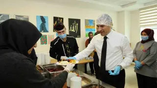 Vali Aktaş yaşlı vatandaşlara elleriyle yemek ikramı yaptı