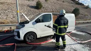 Bilecik’te seyir halindeki ticari araç alev aldı