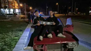 200 bin TL ceza yiyen sürücünün arkadaşları araç önünde plaka ile kameralara poz verdi