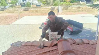 Okulun çatısının işçiliğini muhtar ücretsiz yaptı