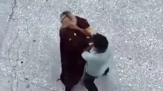 Cadde ortasında boğazını sıktığı kadını yerde sürükledi