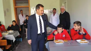 Keleş, taşımalı eğitim gören öğrencilerle yemekte buluştu