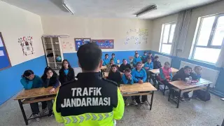 Jandarma öğrencilere trafik eğitimi verdi