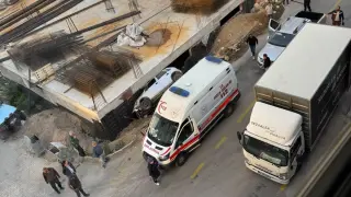 Otomobil inşaatın temeline düştü