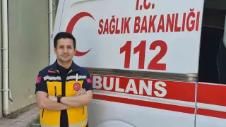 Bir yandan acil hastalara müdahale ederken, diğer yandan bilimsel çalışmalar yürütüyor