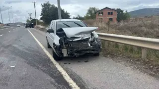 Tavşanlı’da otomobil bariyerlere çarptı: 1 yaralı