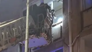 Eskişehir’de 3’üncü kattaki dairenin penceresine çıkan yaşlı adam ikna edilip hastaneye kaldırıldı