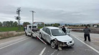 Refüje giren otomobil sürücüsü yaralandı