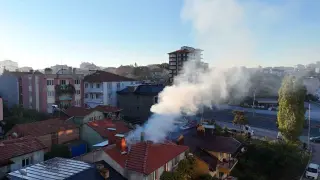 Uşak’ta tek katlı evin çatısında çıkan yangın söndürüldü