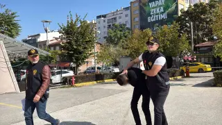Eskişehir’de zorla tespih satıp para alan şüpheli Ankara’da yakalanarak adliyeye sevk edildi