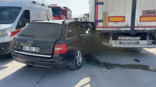 Kütahya’da otomobil tırın dorsesine saplandı: 1 yaralı