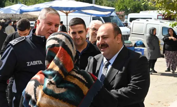 Başkan Hamamcı pazarda esnaf ve vatandaşlarla buluştu