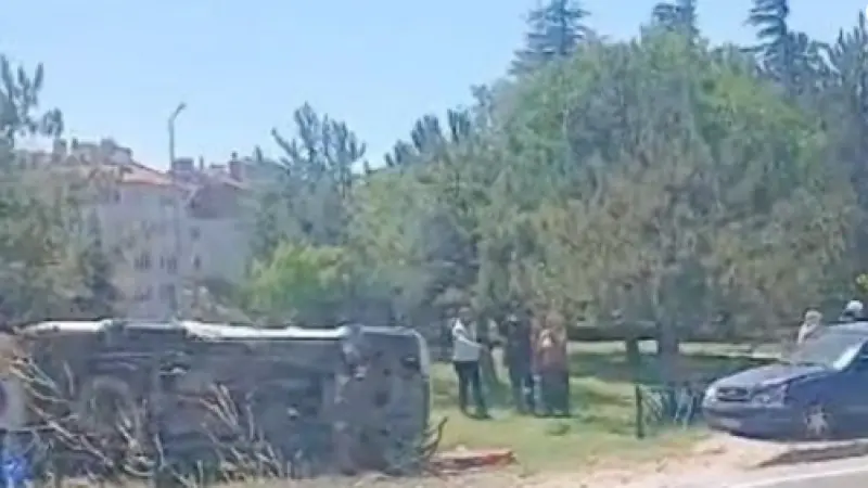 Eskişehir'de Kontrolden Çıkan Otomobil Ters Döndü