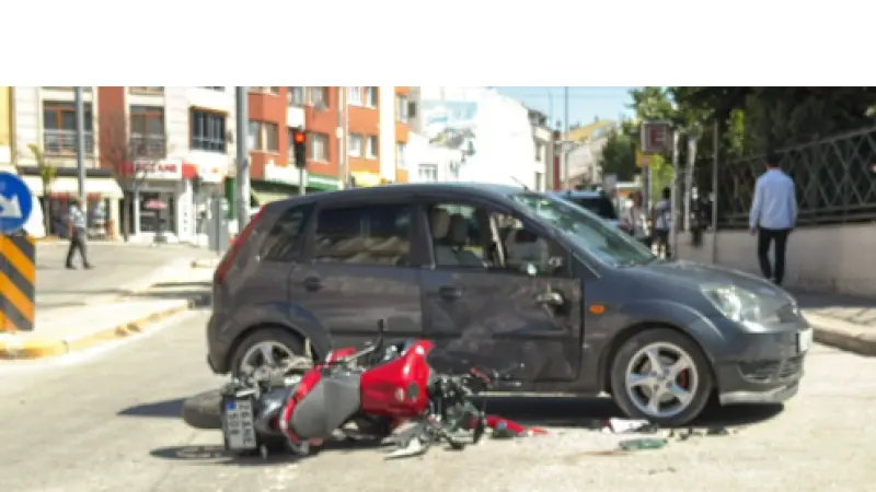 Eskişehir’de Otomobile Çarpan Motosikletli Yaralandı