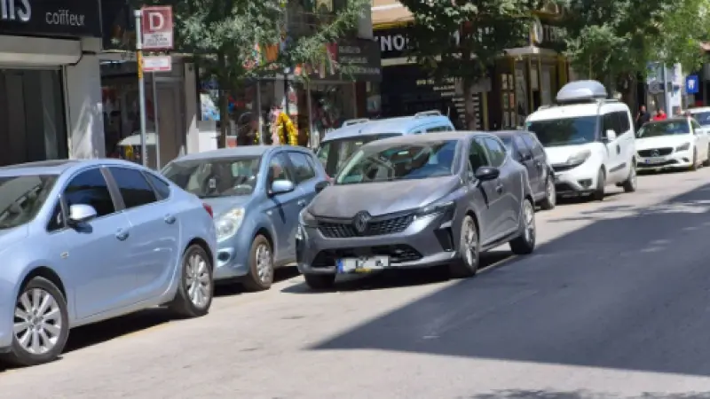 Eskişehir’de Çift Sıra Park Tepki Çekiyor