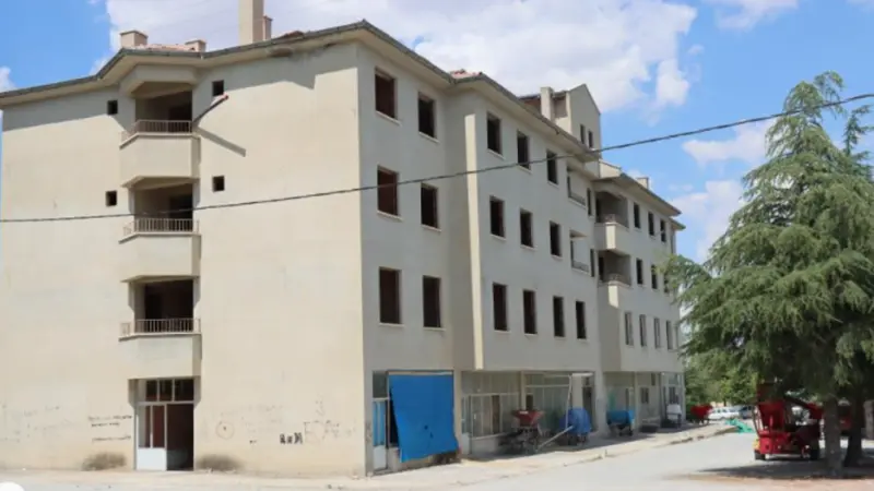Günyüzü’nde Terk Edilen Belediye Binası Tehlike Saçıyor