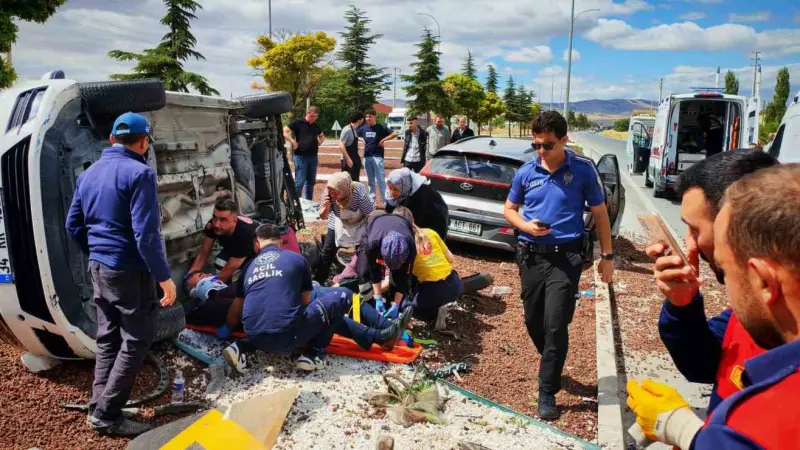 Otomobillerin çarpıştığı kazada 7 kişi yaralandı