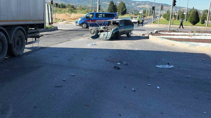 Gediz’de tır ile otomobilin karıştığı trafik kazasında 2 kişi yaralandı