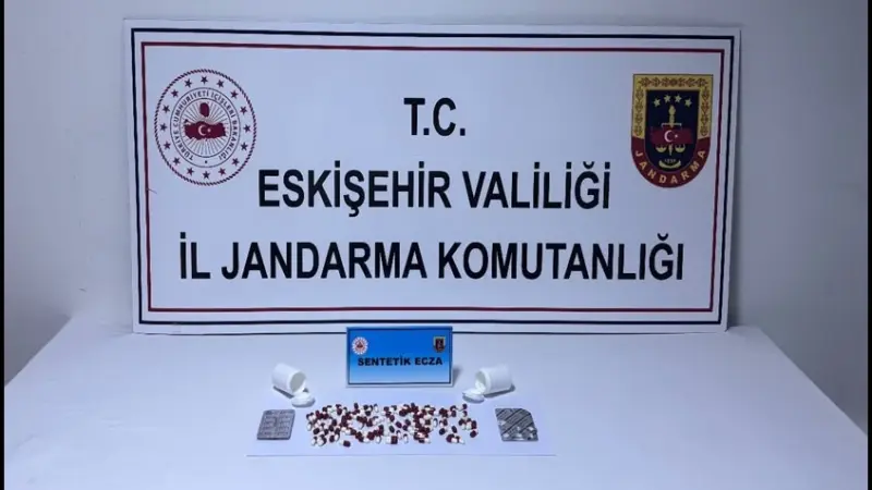 Üzerinde 128 adet sentetik ecza hapı taşıyan otobüs yolcusu jandarmaya yakalandı