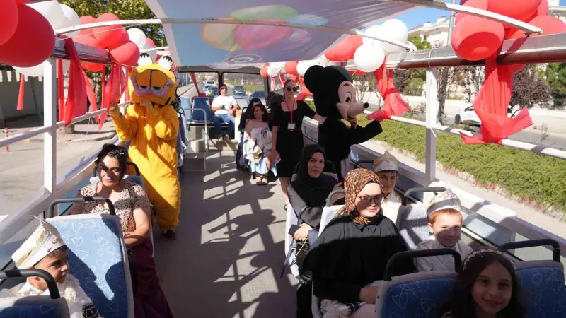 Sünnet çocukları üstü açık nostaljik otobüsle şehir turu yaptılar